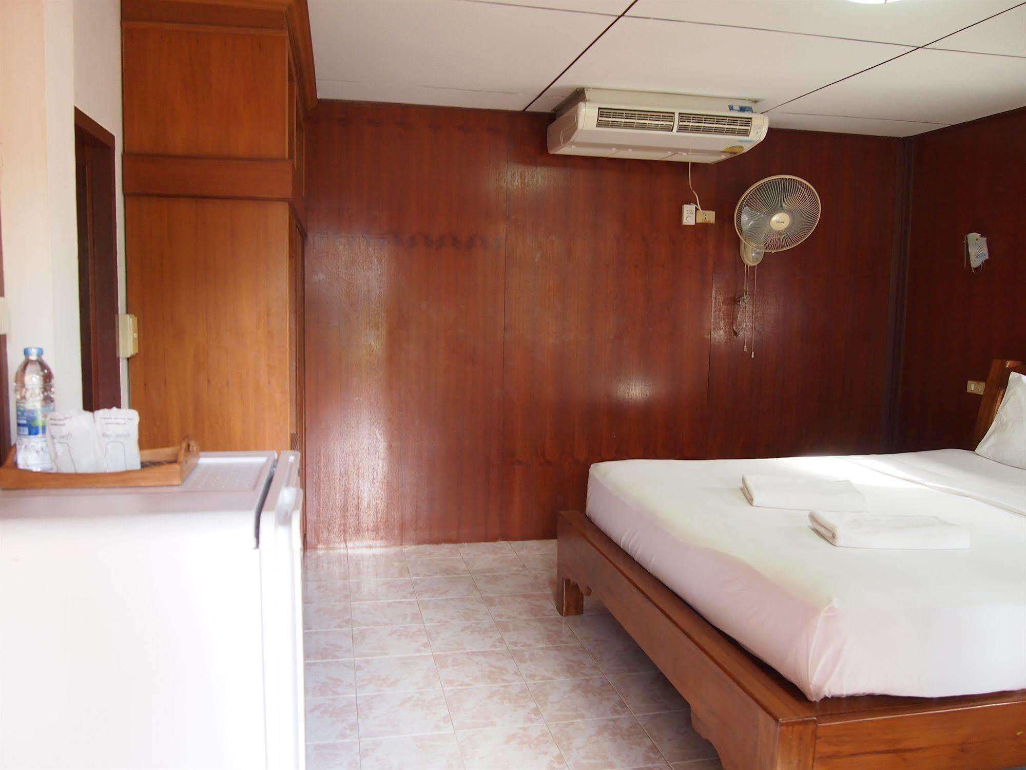 Palm Point Village Hotell 2*